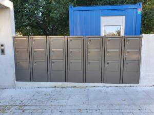 zdjecie-skrzynek-w-ogrodzeniu-